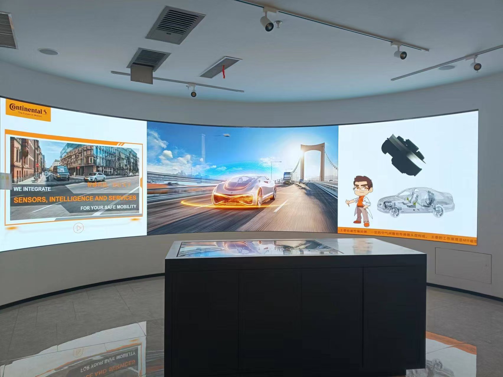 三联弧形屏与互动桌展项